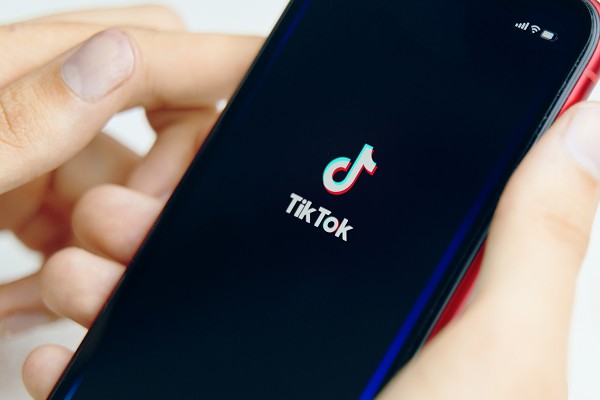 Perfis no TikTok estão sendo usados para promover apps suspeitos