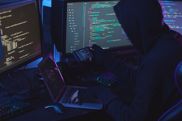 Bandidos usam aparelhos especiais para golpe do SMS no Brasil