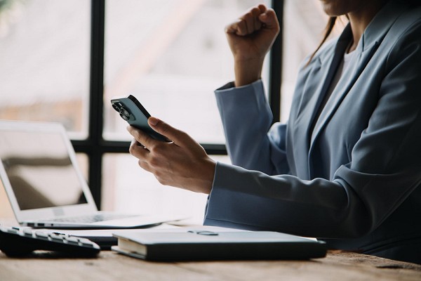 Celular corporativo: quando vale a pena ter um aparelho exclusivo para trabalho