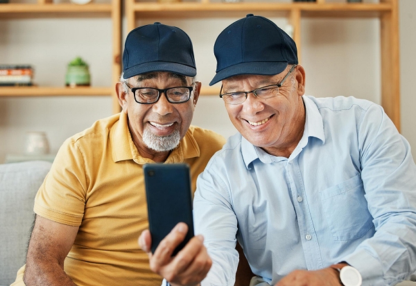 Como ensinar idosos a usar tecnologias de comunicação modernas
