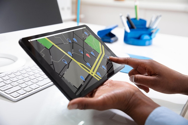 Como o GPS depende das telecomunicações?