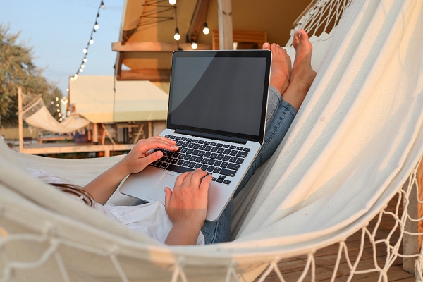 Conectividade para viagens: internet global, eSIM e roaming internacional