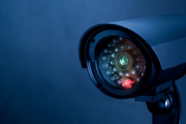 Câmera de CFTV com imagem embaçada à noite (como resolver)