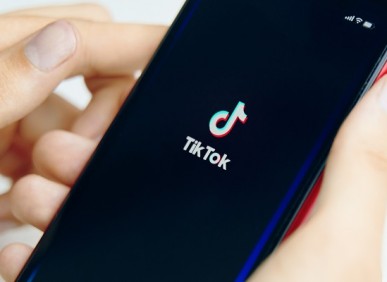 Perfis no TikTok estão sendo usados para promover apps suspeitos