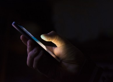 Luz azul de laptops e TVs pode fazer mal a todo o rosto, além dos olhos
